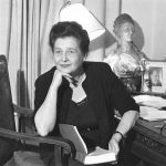 Annedore Leber an ihrem Schreibtisch