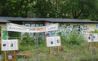 Gebäudde mit Ausstellungstafeln davor