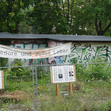 Gebäudde mit Ausstellungstafeln davor