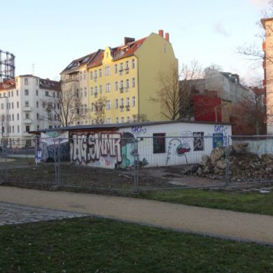Bild Gebäude mit Gasometer im Hintergrund
