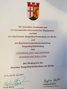 Für besondere Verdienste und herausragendes ehrenamtliches Engagement verleit das Bezirksamt Tempelhof-Schöneberg ... dem Arbeitskreis ... den Förderpreis ...