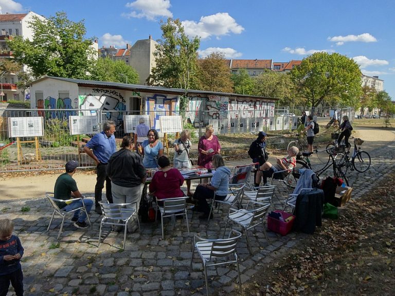 Büchertisch mit Helfern und Besuchern
