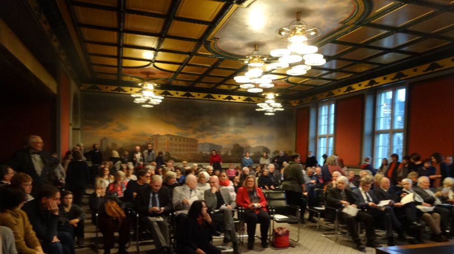 Besucher der Veranstaltung zum 75 Todesstag von Juliu Leber im Goldenen Saal des Rathauses Schöneberg