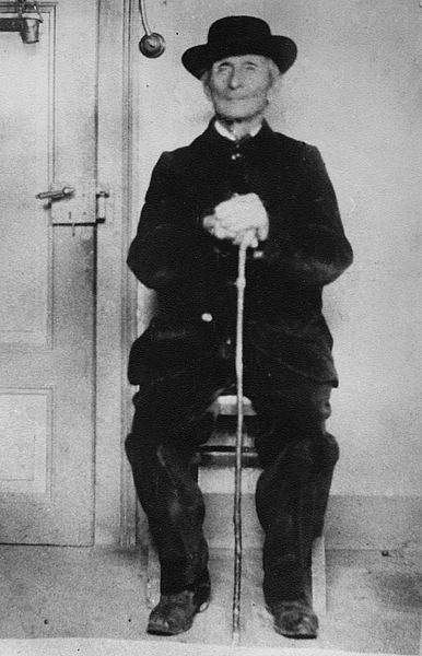 Jérôme Schubetzer, Julius Leber Großvater sitzt mit einem Stock auf einem Stuhl