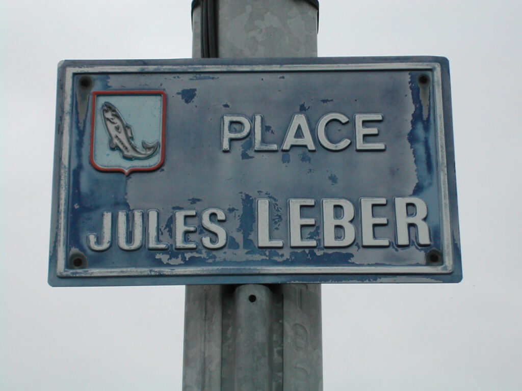 Foto eines blauen Schildes mit der Aufschrift " Place Jules Leber"