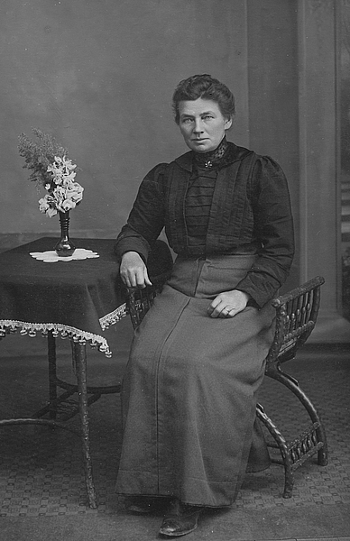 Katharina Schubetzer, Mutter von Julius Leber, sitzt auf einem Stuhl