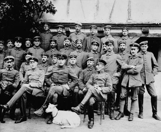 Julius Leber sitzt in der ersten Reihe inmitten seiner Soldaten. Foto: Als Offizier im 1. Weltkrieg, vorn Mitte