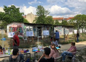 Menschen vor dem Gebäude der Kohlenhandlung
