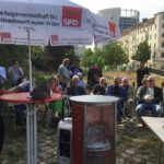 SPD-Stand und Rednerin vor Publikum