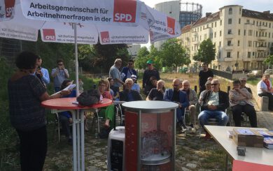 SPD-Stand und Rednerin vor Publikum