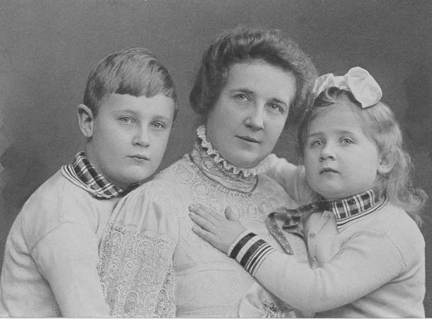 Frau mit zwei Kindern