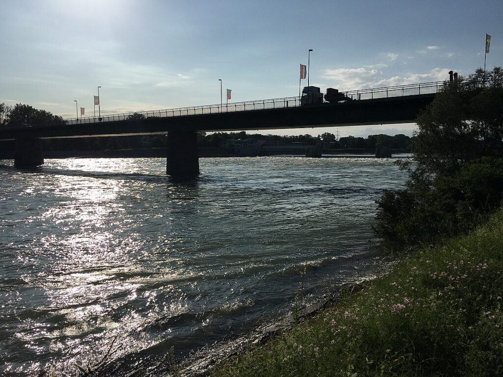 Brücke über großem Fluß