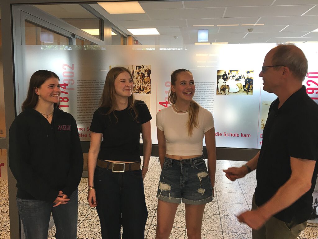 3 junge Frauen und ein Lehrer