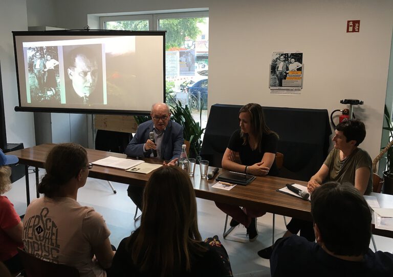 Drei Menschen vor Publikum