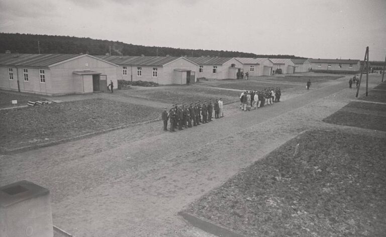 KZ-Häftlinge müssen vor Baracken antreten