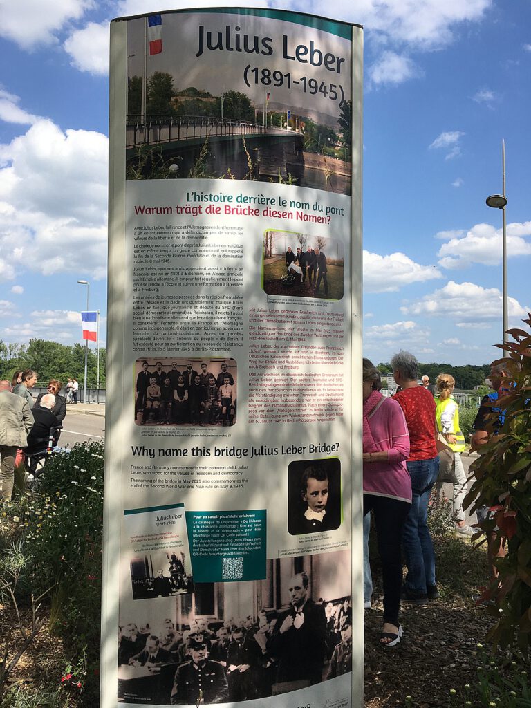 Stele mit Text und Fotos zu Julius Leber und warum die Brücke seinen Namen trägt