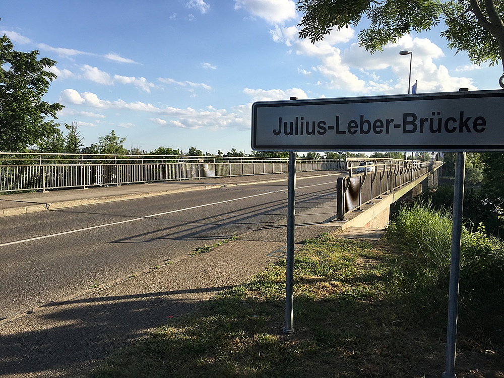 Brücke mit Tafel "Julius-Leber-Brücke"
