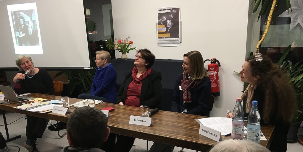 Podium bei Veranstaltung mit fünf Frauen