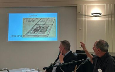 Zwei Männer zeigen eine Präsentation zum KZ Esterwegen