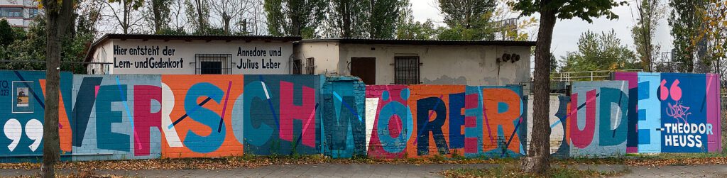 Mauer der Kohlenhandlung mit Graffiti "Verschwörerbude - Theodor Heuss"