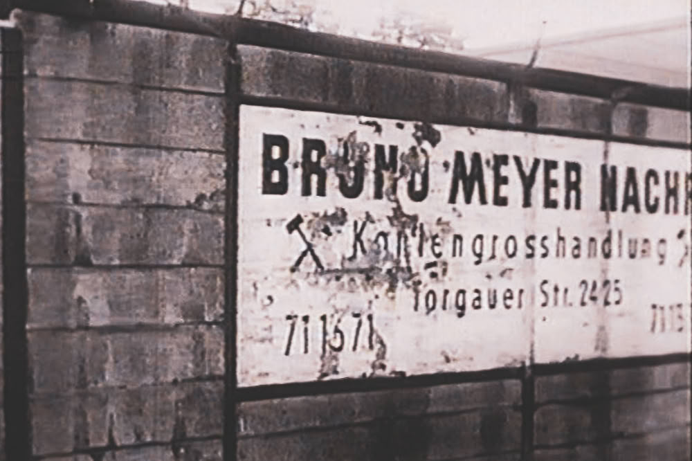 Schild auf einer Mauer mit der Aufschrift "Bruno Meyer Nachfahren. Kohlengroßhandlung. Torgauer Str. 24/25