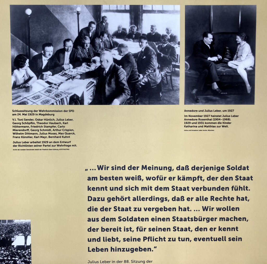 Ausstellungstafel mit Fotos und Texten