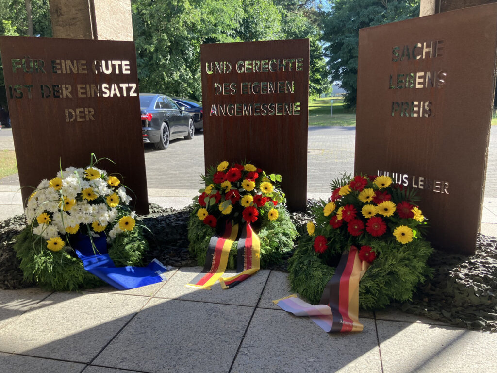 Gedenkstele für Julius Leber mit der Aufschrift "Füre ein gute und Gerechte Sache ist der Einsatz des eigenen Lebens der angemessene Preis"